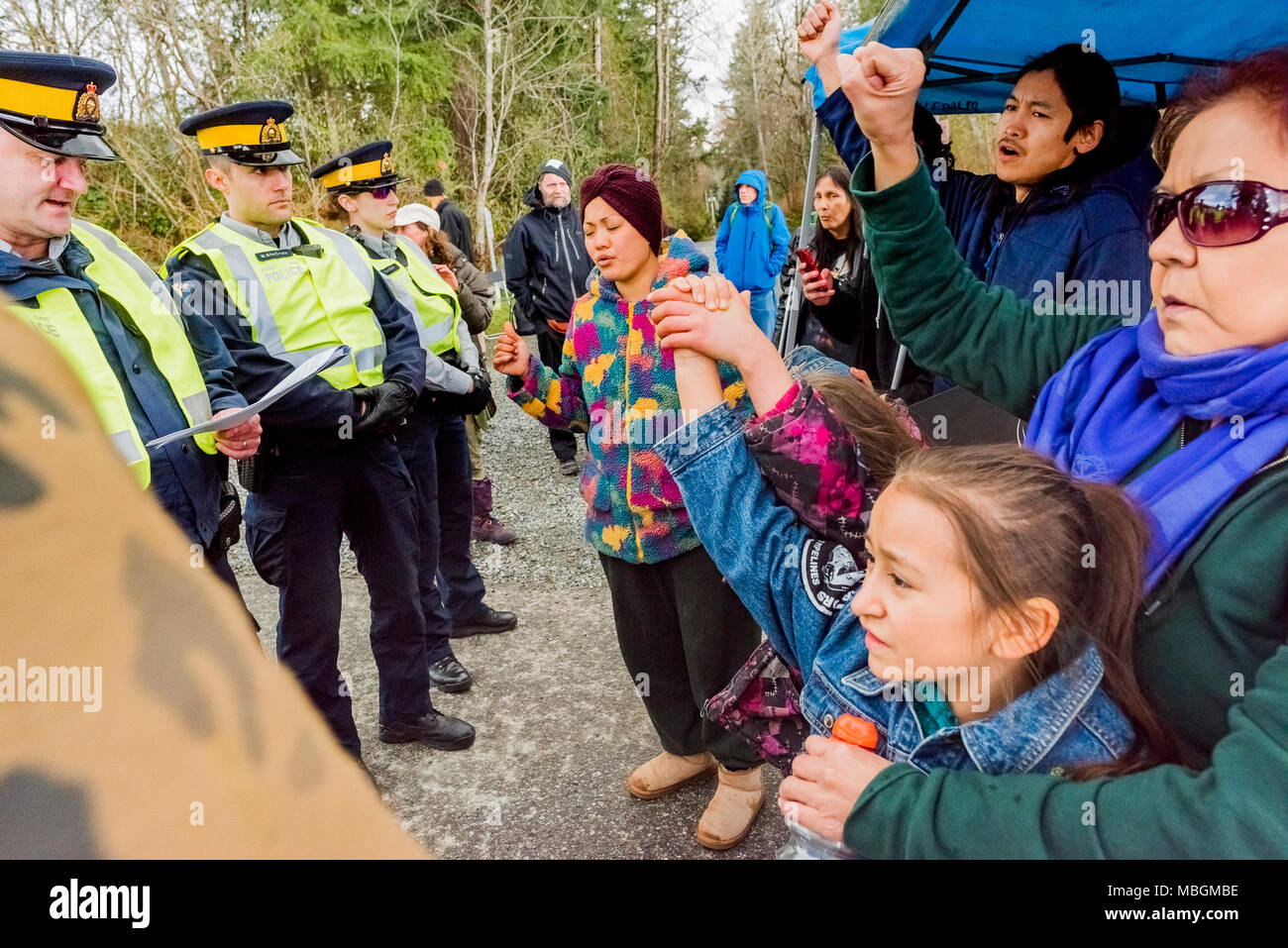 I dimostranti indigeni della pipeline bloccano un camion dall'ingresso al Kinder Morgan Trans Mountain Pipeline Terminal, Burnaby, British Columbia, Canada Foto Stock