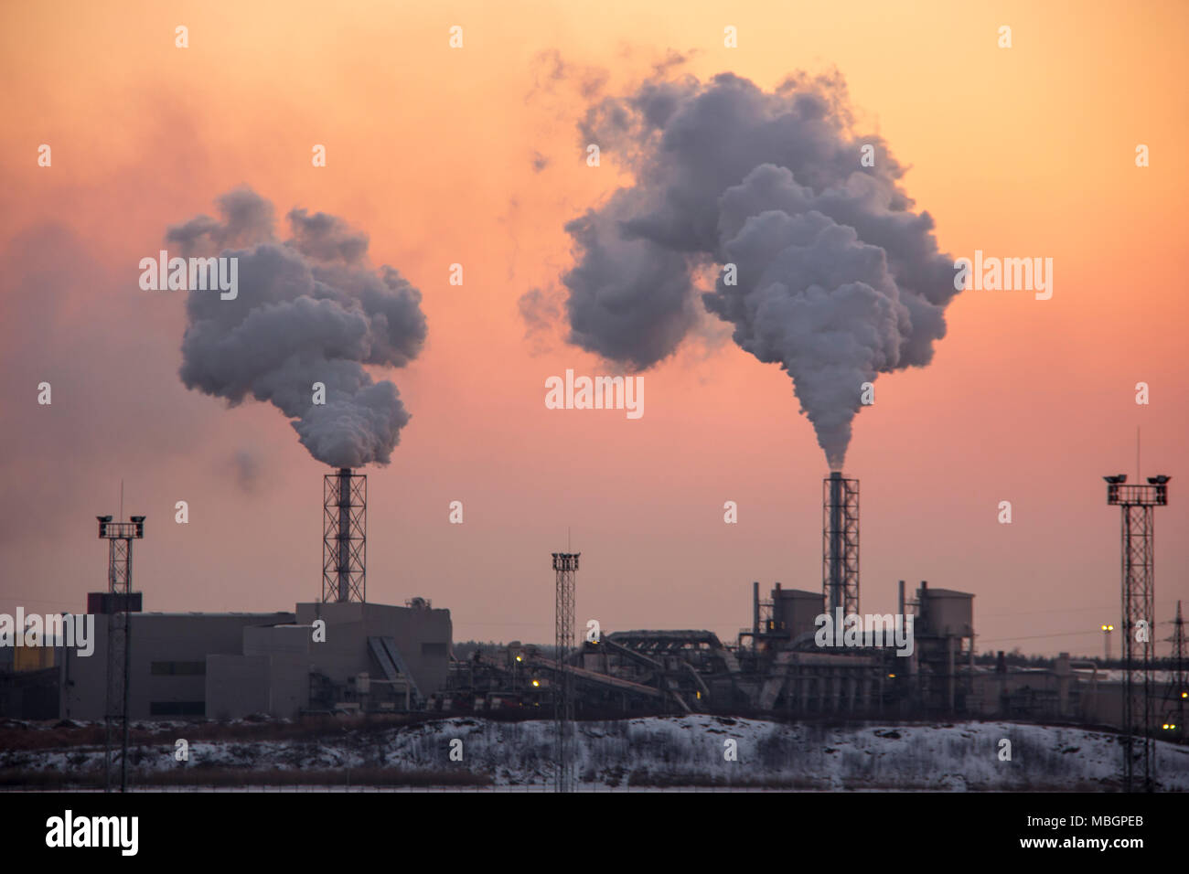 Chimney stack di fumare. L'inquinamento atmosferico e il cambiamento climatico del tema. Ambiente povero nella città. Catastrofe ambientale. Le emissioni nocive nell'enviro Foto Stock