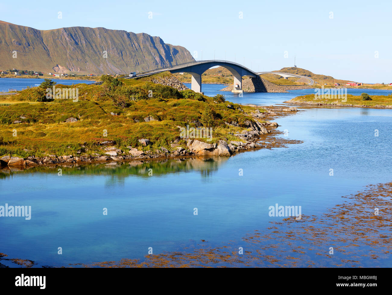 Famosi ponti fredvang in autunno con le montagne in backgrond e bellissimo fiordo blu in primo piano , isole Lofoten in Norvegia Foto Stock
