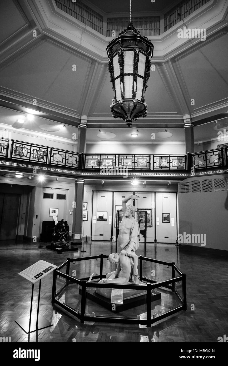 Sculture e arte interno Cliffe Castle Museum e la Galleria, Keighley, Bradford, Yorkshire, Regno Unito. Foto Stock