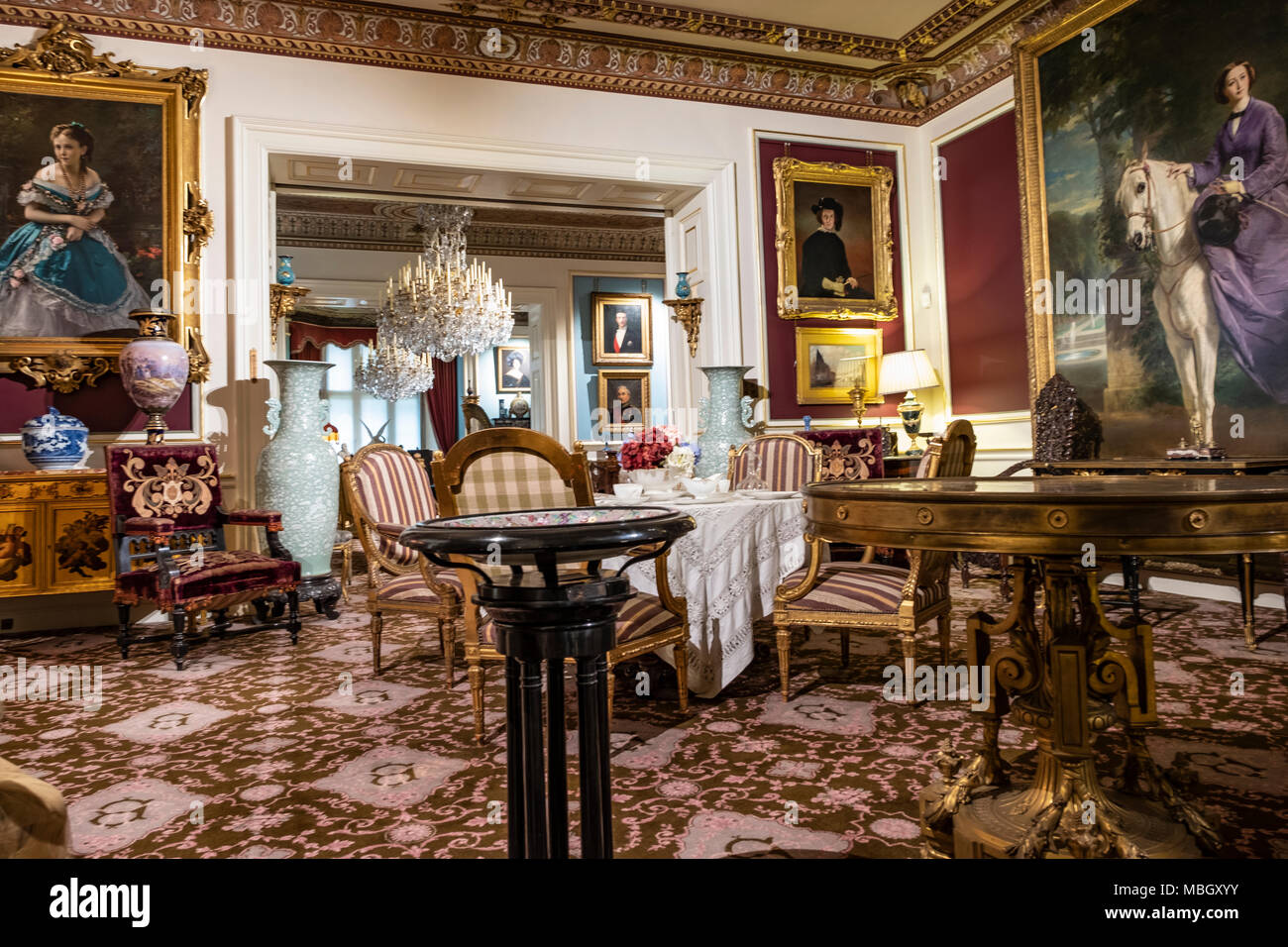 Le sale di ricevimento all'interno Cliffe Castle Museum, Keighley, Bradford, Yorkshire, Regno Unito. Foto Stock