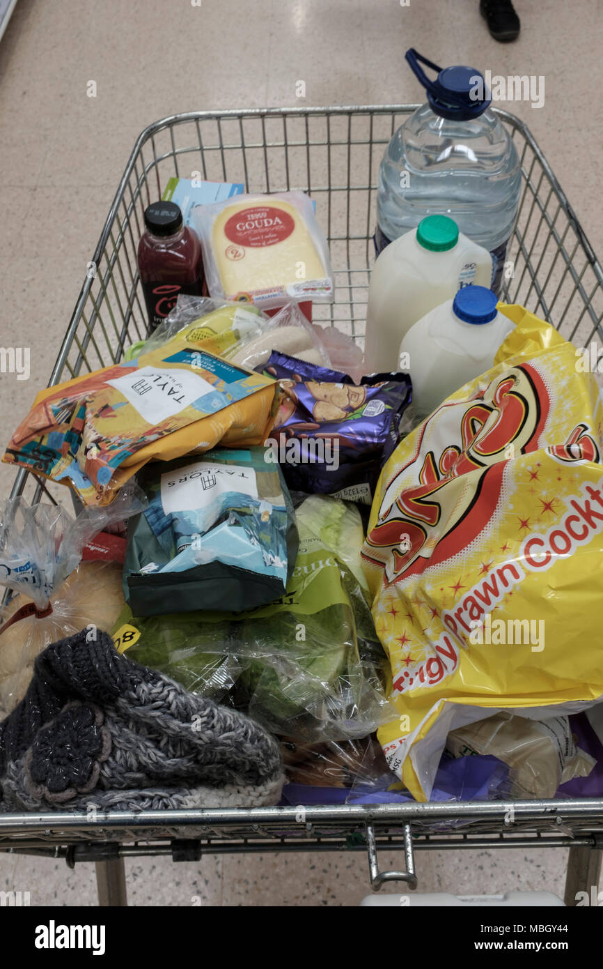 Sopping carrello nel supermercato Tesco, imballaggi in plastica Foto Stock