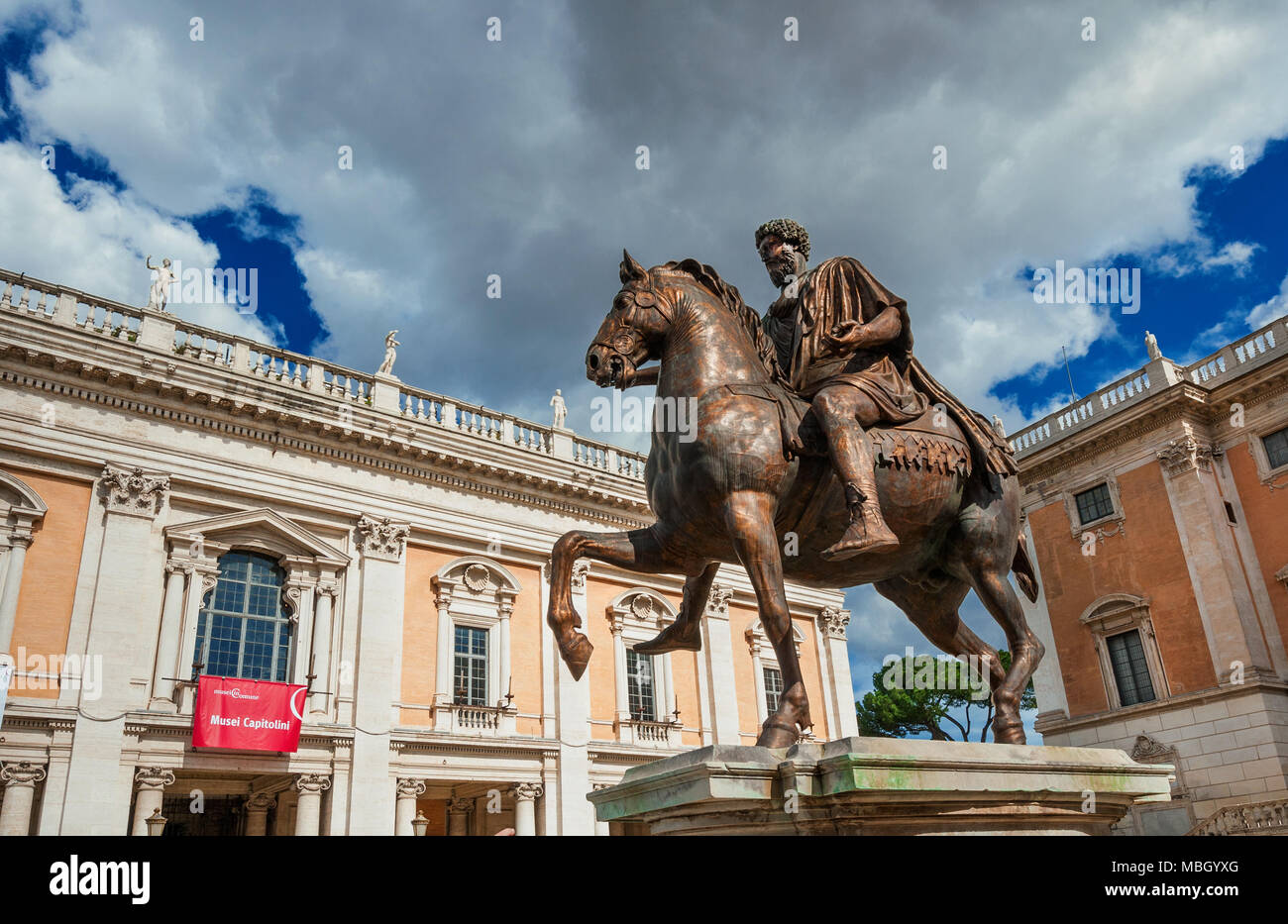 Musei Capitolini nel centro di Roma, il più antico museo pubblico in tutto il mondo, con la statua equestre di imperatore romano Marco Aurelio Foto Stock