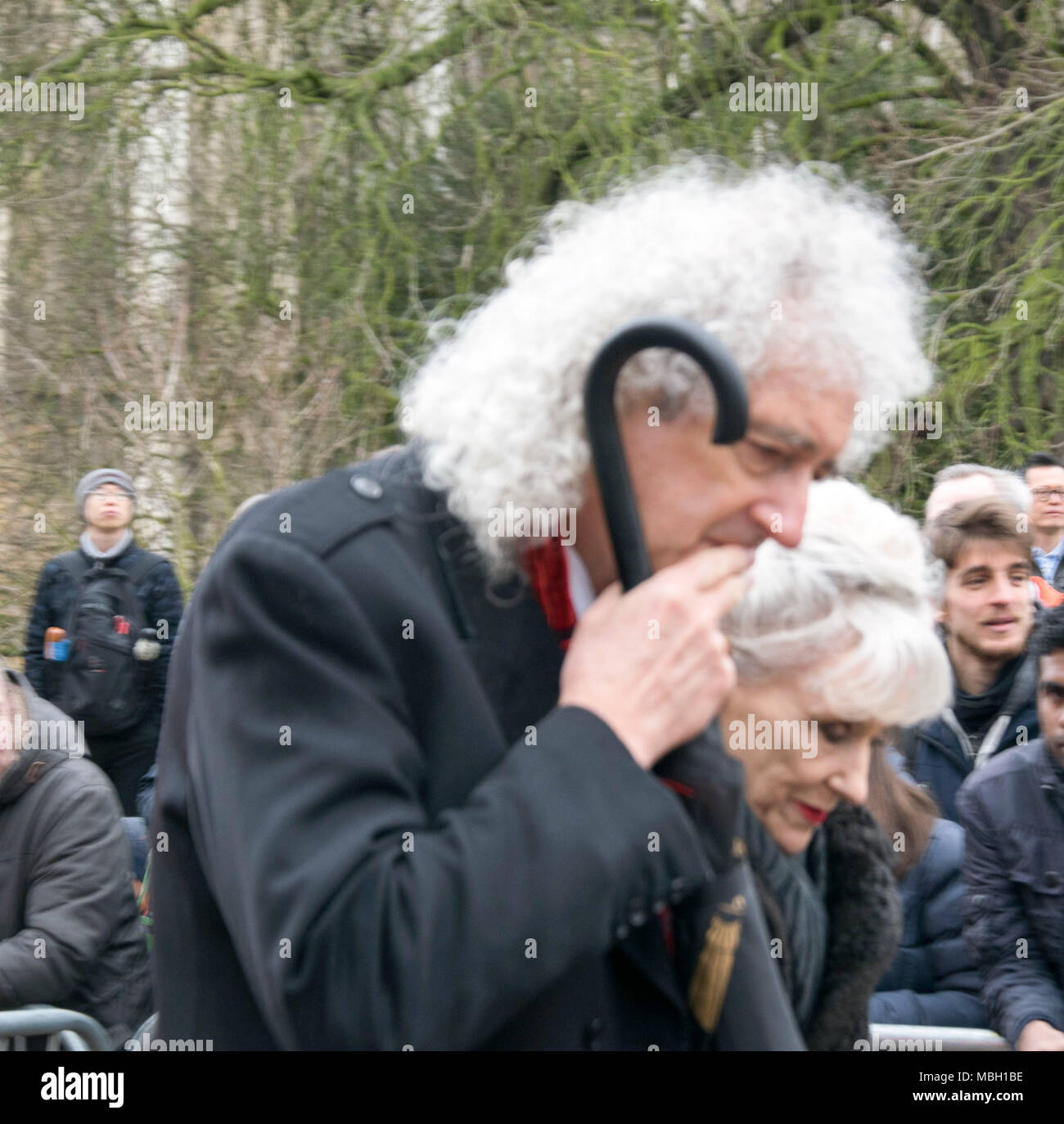 Brian May e Anita Dobson atten Stephen Hawking i funerali Foto Stock