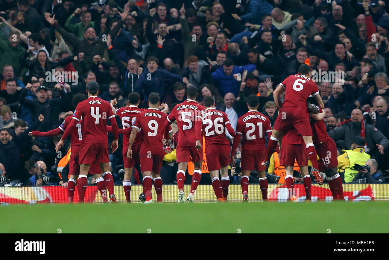 Liverpool è Mohamed Salah (oscurato) punteggio celebra il suo lato del primo obiettivo del gioco durante la UEFA Champions League quarti di finale presso l'Etihad Stadium e Manchester. Foto Stock