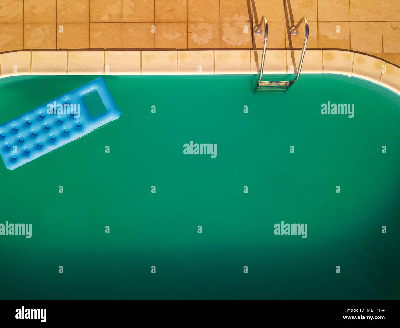 Vista aerea del materasso gonfiabile in piscina - estate divertimento e piacere le attività per il tempo libero attrezzature in piscina di acqua drone dal punto di vi Foto Stock