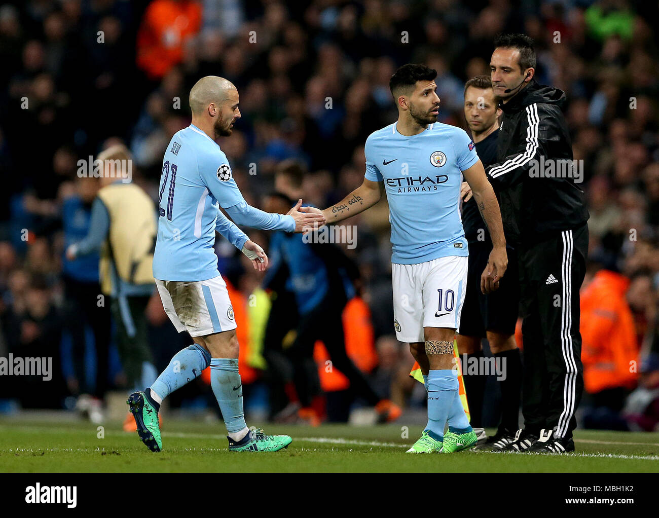 Manchester City Sergio Aguero (centro) è sostituito su per David Silva (sinistra) durante la UEFA Champions League quarti di finale presso l'Etihad Stadium e Manchester. Foto Stock