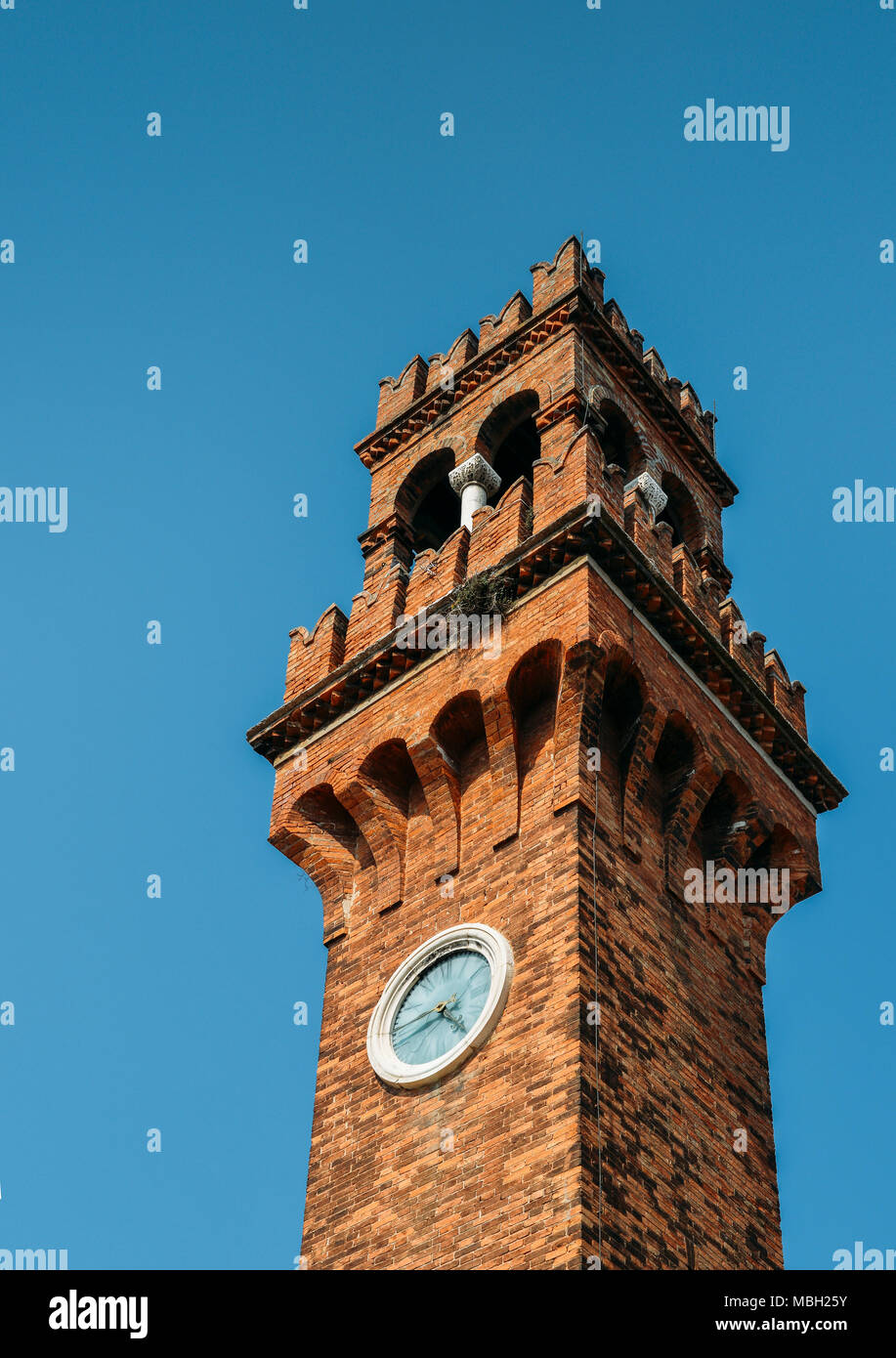 Il campanile medievale, o sul campanile di San Stefano Chiesa, Murano, Venezia. Foto Stock