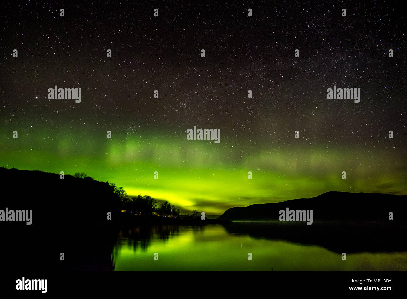 Aurora Boreale (Northern Lights) sopra Loch fedele, Sutherland, Scozia Foto Stock