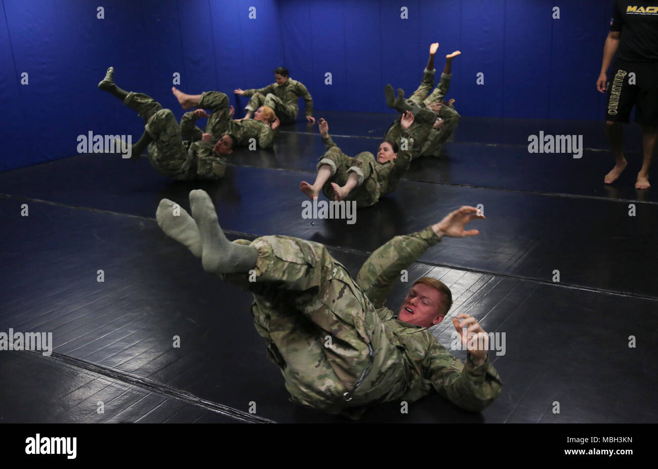 Stati Uniti I soldati dell esercito assegnato alla 55th Signal Company (lotta contro la telecamera) eseguire un obliquo esterno esercizio in tutta la sala combatives come parte della rotazione di allenamento fisico warm-up durante il Basic Combatives corsi a Gaffney Centro Fitness situato a Fort George G Meade, Maryland, Dic 11, 2017. L'esercito combatives programma unità migliora la Combat Readiness mediante la costruzione di soldati' personale coraggio, fiducia e resilienza nonché la loro reattività situazionale al vicino quartiere minacce nell'ambiente operativo. Foto Stock