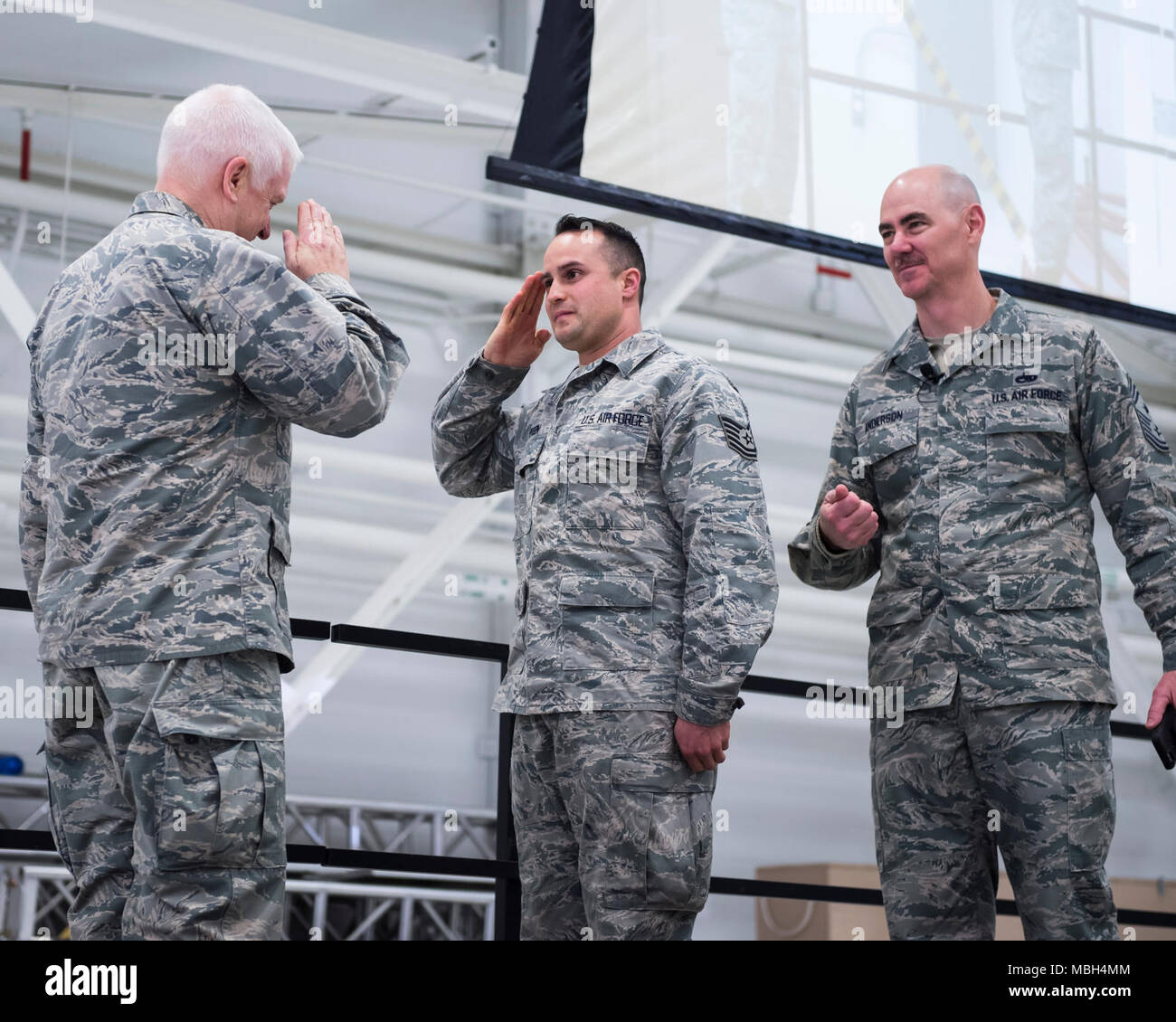 Stati Uniti Air Force Tech. Sgt. Contrassegnare Pierson, 133Gruppo manutenzione, è riconosciuta e ha coniato per il volontariato per andare su un breve preavviso la distribuzione in St. Paul, Minn., Marzo 25, 2018. Lt. Gen. L. Scott Riso, sinistra, direttore, Air National Guard e Chief Master Sgt. Ronald Anderson, a destra il comando Capo della Air National Guard, sono touring tutti gli Air National Guard unità e rispondendo alle domande relative all'aviatori di campi di carriera. Foto Stock