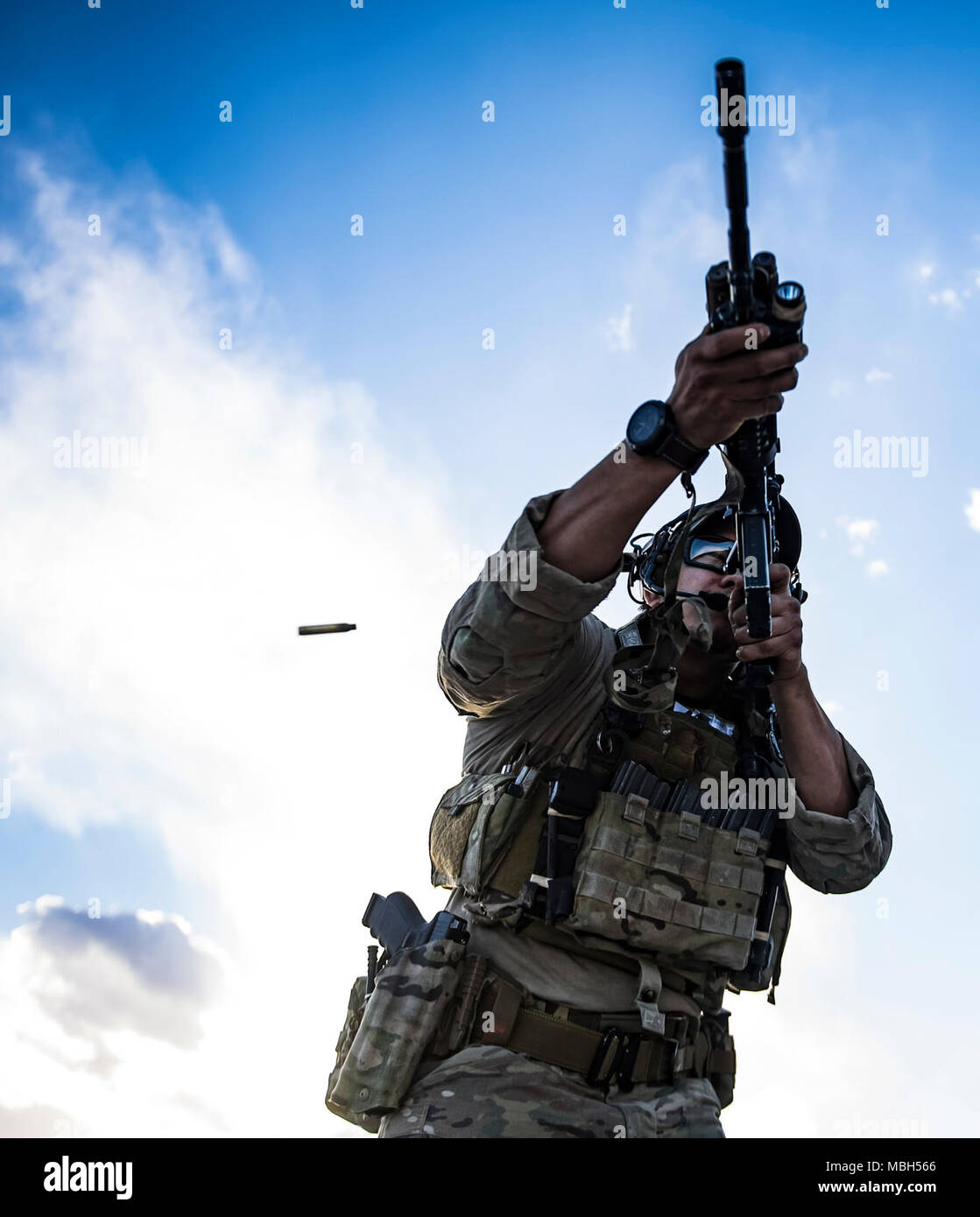 Un U.S. Air Force Pararescueman, assegnato all'ottantatreesimo Expeditionary squadrone di salvataggio, Bagram Airfield, Afghanistan, esegue il fucile La formazione Marzo 28, 2018. Armi la familiarità e la competenza è di vitale importanza per un pararescueman la capacità di eseguire la ricerca di combattimento e la missione di salvataggio set. Foto Stock