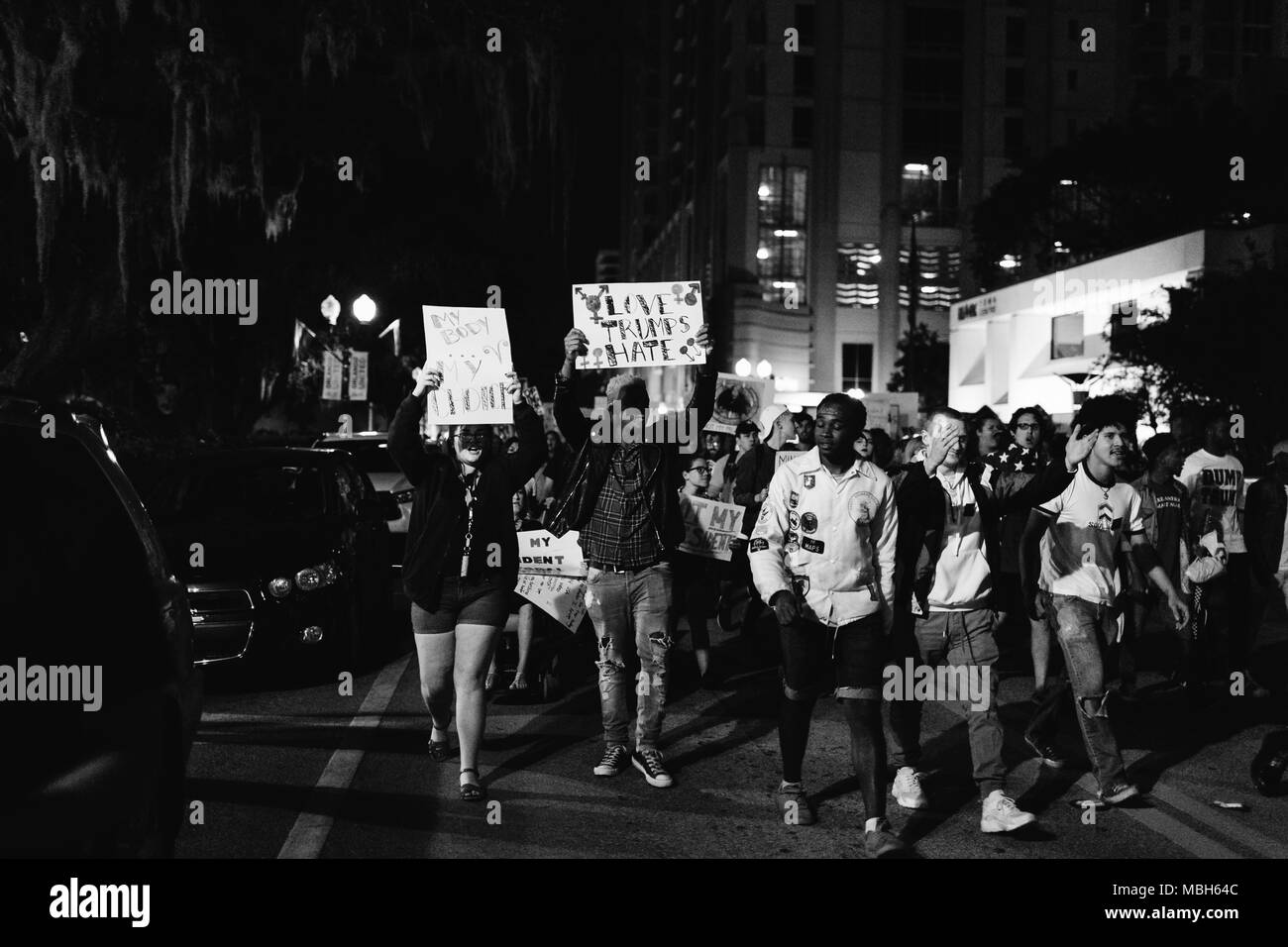 Anti-Trump protesta pacifica nel centro di Orlando (2016). Foto Stock