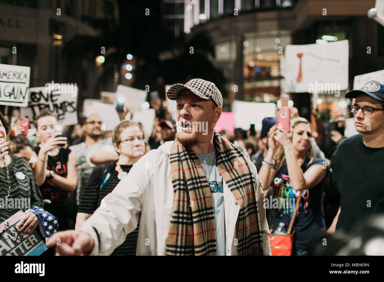 Veterano dà il parlato a Anti-Trump protesta pacifica nel centro di Orlando (2016). Foto Stock