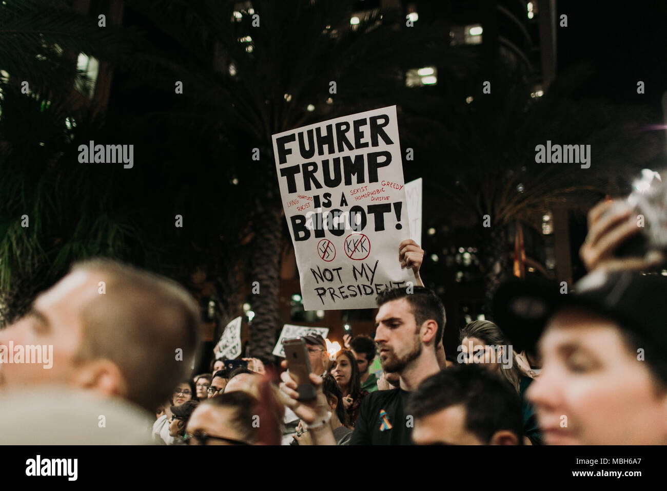 Anti-Trump protesta pacifica nel centro di Orlando (2016). Foto Stock