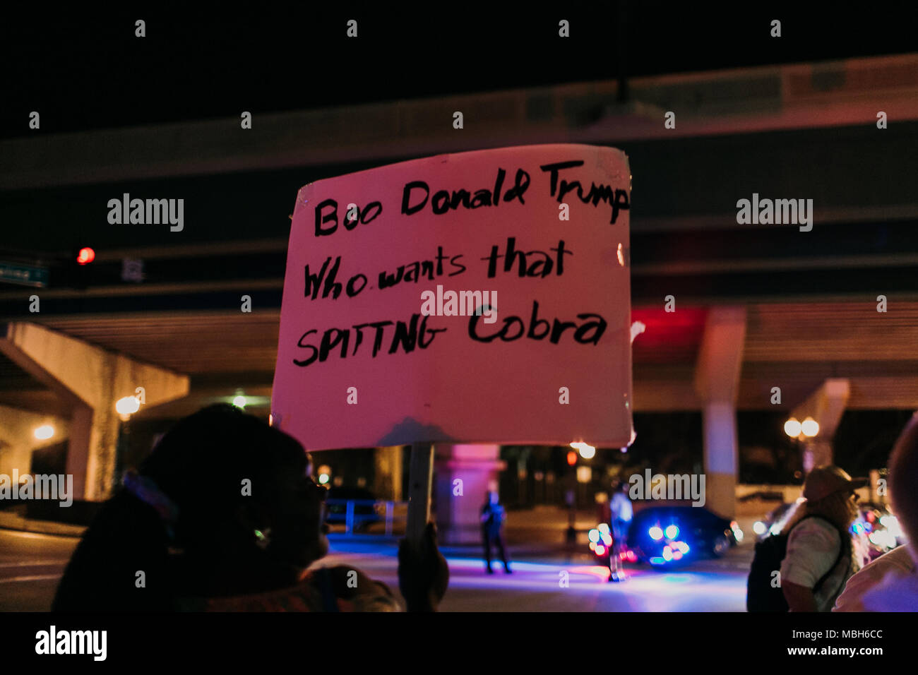 Anti-Trump protesta pacifica nel centro di Orlando (2016). Foto Stock