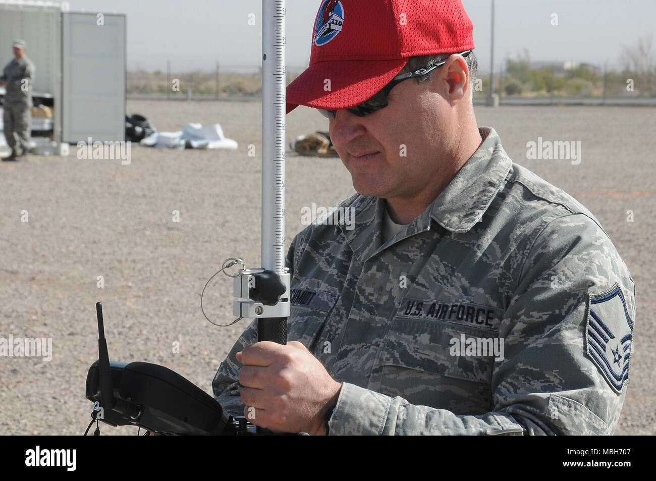 Master Sgt. Steve Schmidt, 210th REDHORSE, un assistente di ingegneria, tipi di cordinates nella S5 Trimble totale del sistema utilizzato per la tracciatura di nel caso in cui le tende verranno impostate per un campo di esercitazione il 4 aprile, a Holloman AFB, N.M. L'esercizio è un evento annuale per il 210th ingegnere rapidamente dispiegabile operativi pesanti riparare squadrone tecnico. Foto Stock