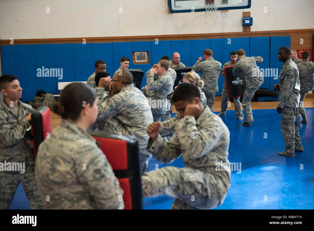 Stati Uniti Air Force avieri del xviii delle forze di sicurezza Squadron partecipare combatives allenamento Aprile 4, 2018 a Kadena Air Base, Giappone. Avieri del XVIII SFS pratica combattivo tecniche per mantenere la fiducia nelle proprie capacità fisiche. Foto Stock