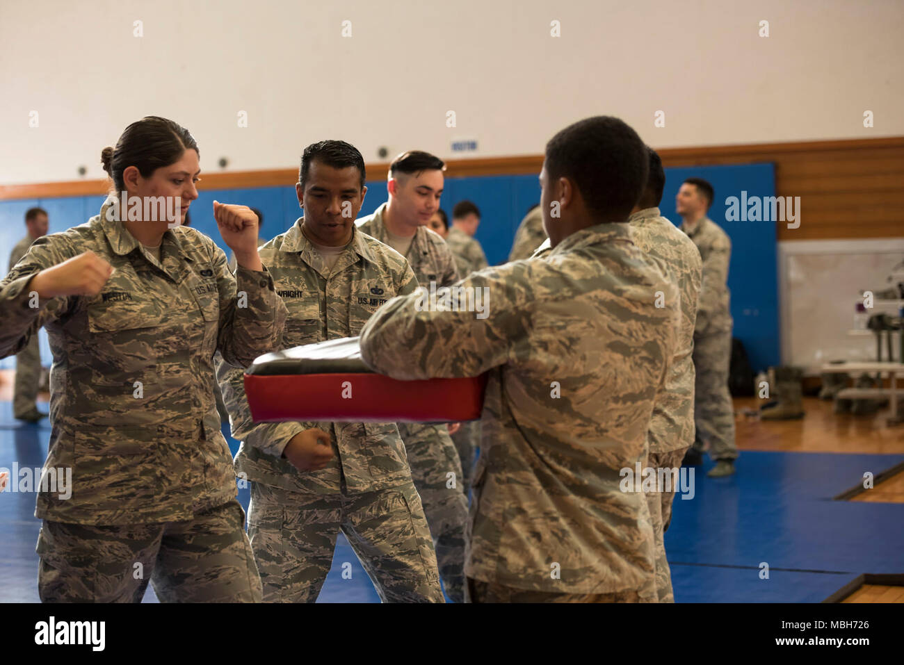 Stati Uniti Air Force avieri del xviii delle forze di sicurezza Squadron partecipare combatives allenamento Aprile 4, 2018 a Kadena Air Base, Giappone. Membri a restare elastica fisicamente attraverso corsi di aggiornamento in tecniche di combattimento. Foto Stock