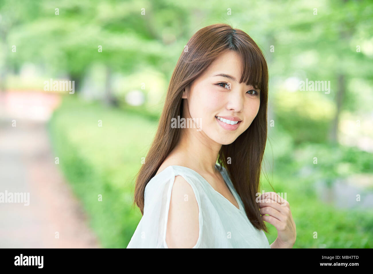 Attraente donna giapponese in un parco della città Foto Stock
