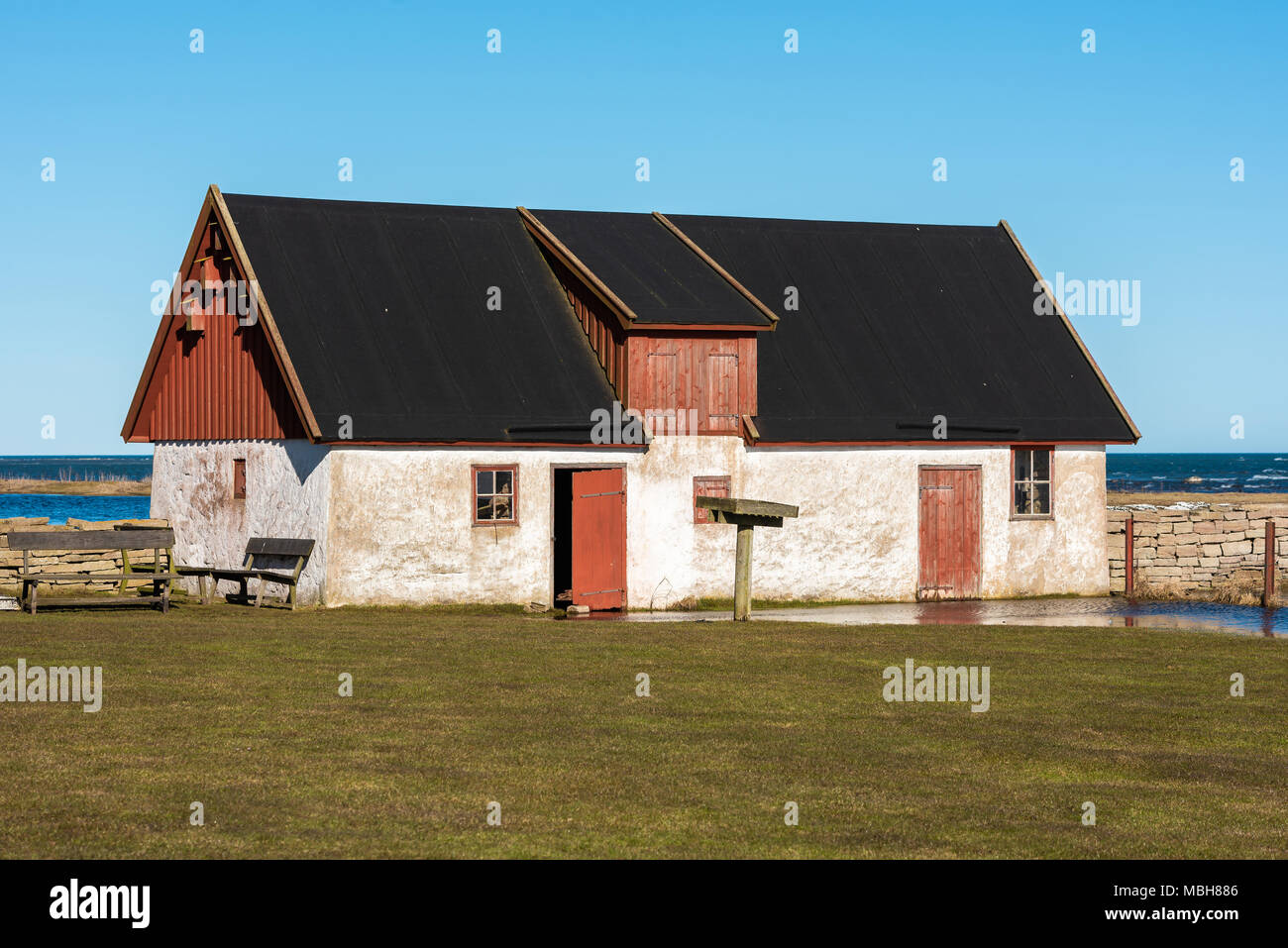 Ottenby, Svezia - Aprile 6, 2018: documentario della vita quotidiana e l'ambiente. Uno degli edifici al costiero bird area di stazione. Prato anteriore è Foto Stock
