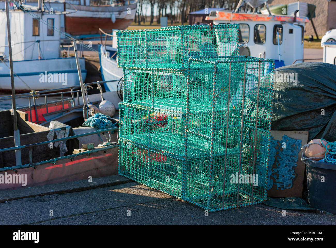 Svuotare green lobster o gabbie di granchio sulla terra. Foto Stock