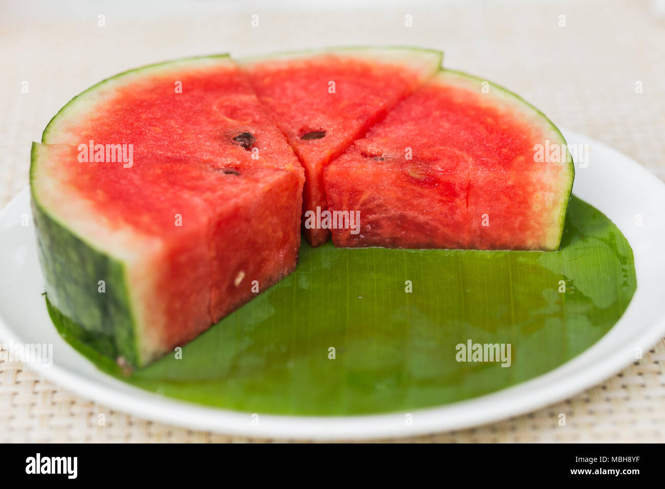 Acqua fette di melone su foglia di banana Foto Stock