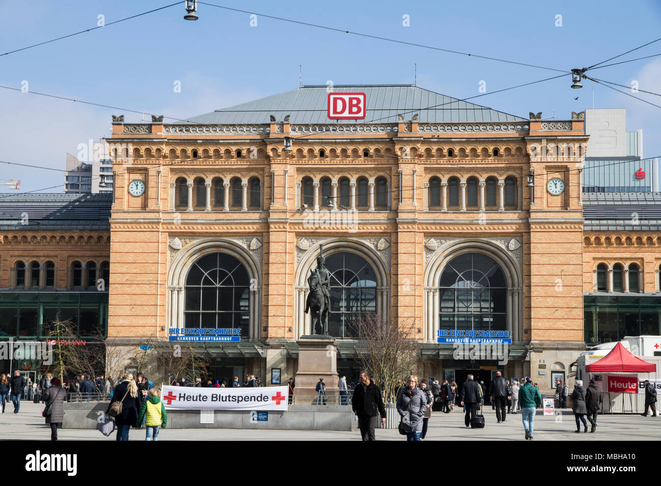 Hannover, Germania. Viste Ernst-August-Platz e Hannover Hauptbanhof, la principale stazione ferroviaria della città, con la statua equestre Foto Stock