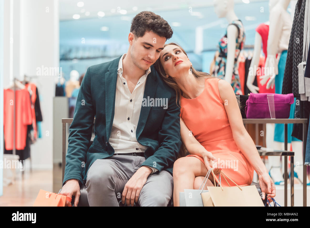 Donna e uomo di essere stanchi di moda per lo shopping Foto Stock