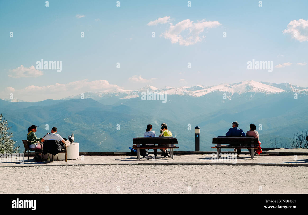 Skopje, Macedonia - Aprile 2,2017: per coloro che godono di vista sulle montagne a Skopje in Macedonia dal monte Vodno. Foto Stock