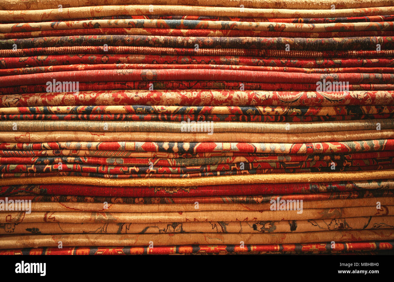 Pila di variopinti tappeti orientali Foto Stock