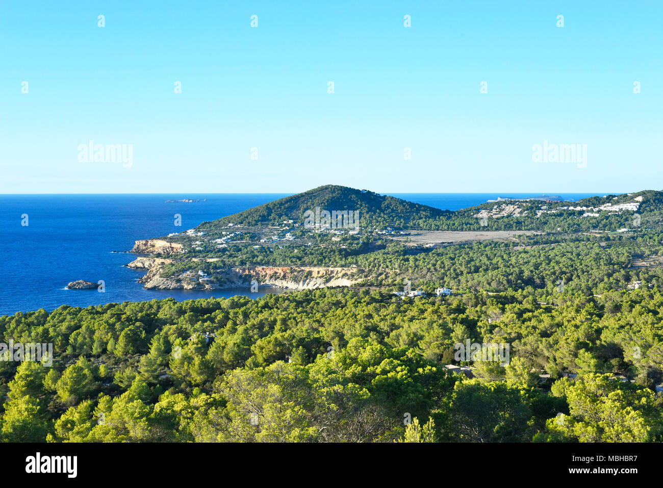 Vista su isola di Ibiza con il verde delle colline e del litorale. Bella giornata d'estate a Ibiza, campagna. Foto Stock