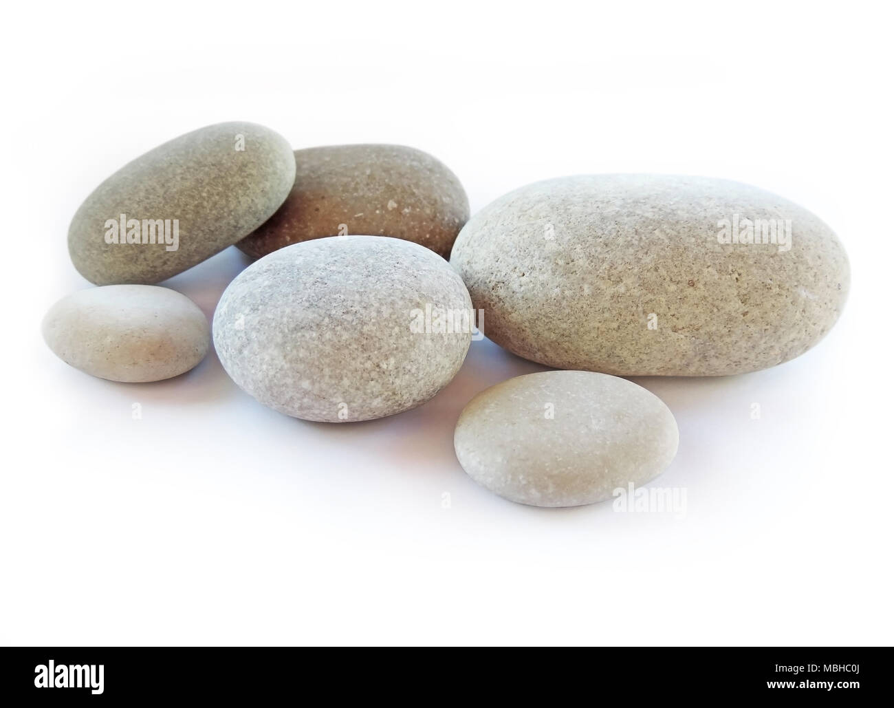 Ciottoli isolati su sfondo bianco. Pebble sassi o pietre massaggio, zen. Foto Stock