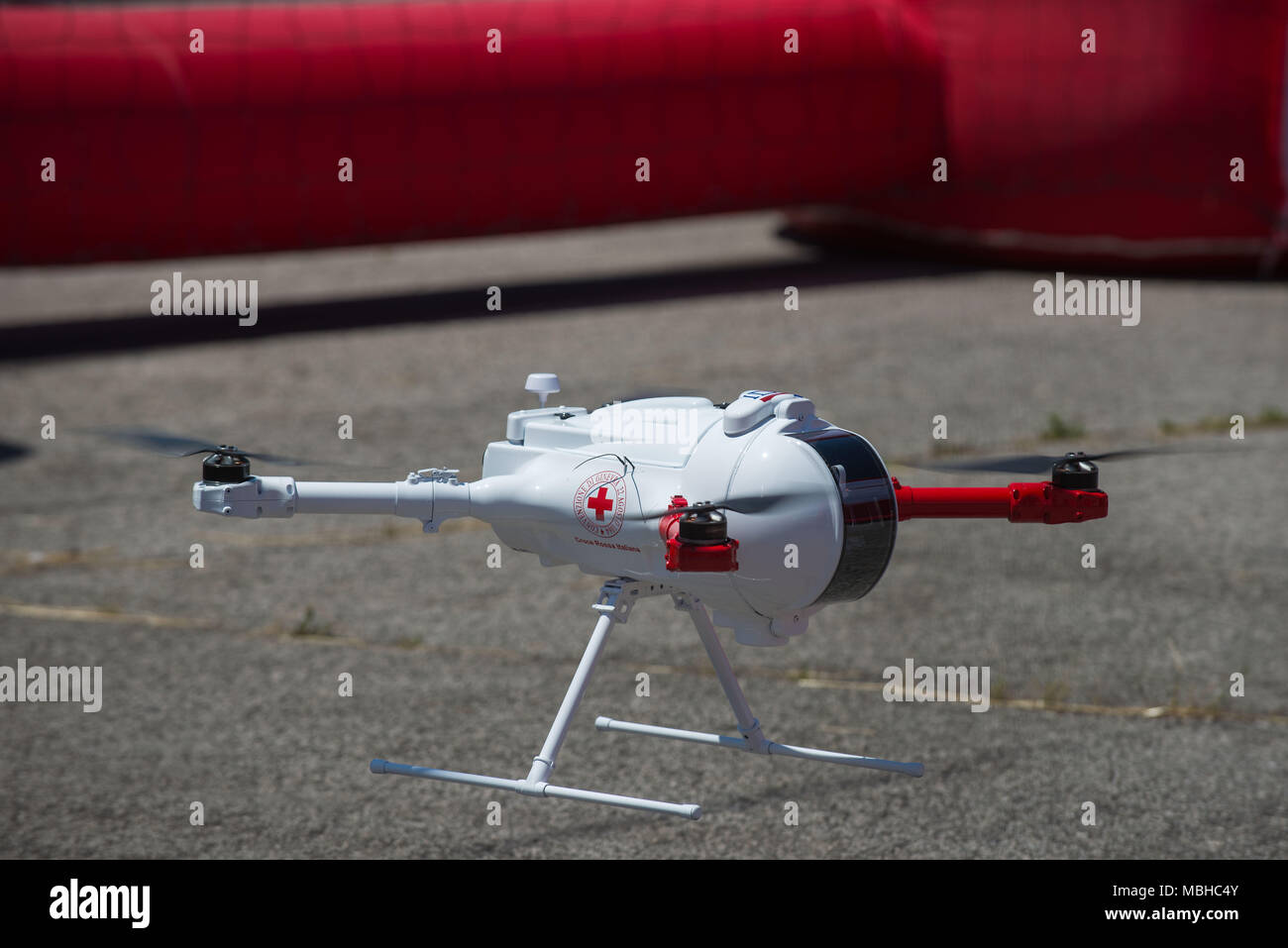 Roma. Roma Drone 2015, Roma Urbe Aeroporto. Drone della Croce Rossa Italiana in volo. L'Italia. Foto Stock