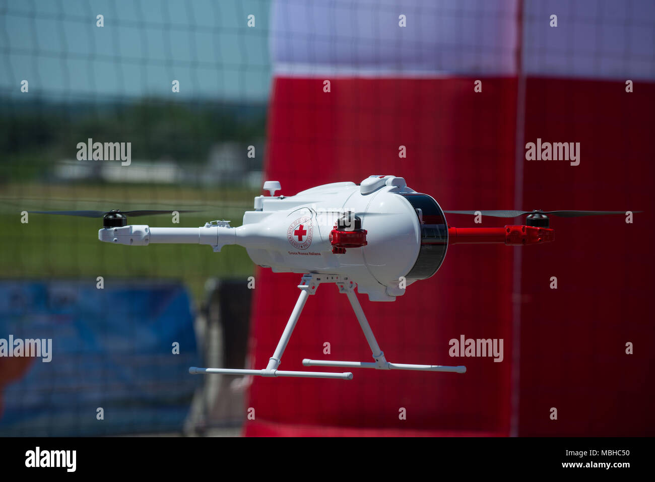 Roma. Roma Drone 2015, Roma Urbe Aeroporto. Drone della Croce Rossa  Italiana in volo. L'Italia Foto stock - Alamy