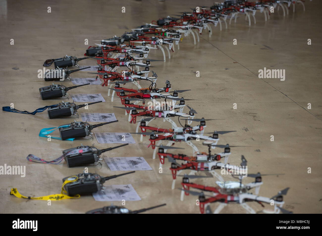 Roma. Roma Drone 2015, Roma Urbe Aeroporto. Il nuovo record di gregge di 55 fuchi costruito interamente dai bambini di 8 anni dell'Istituto Massimo in Foto Stock
