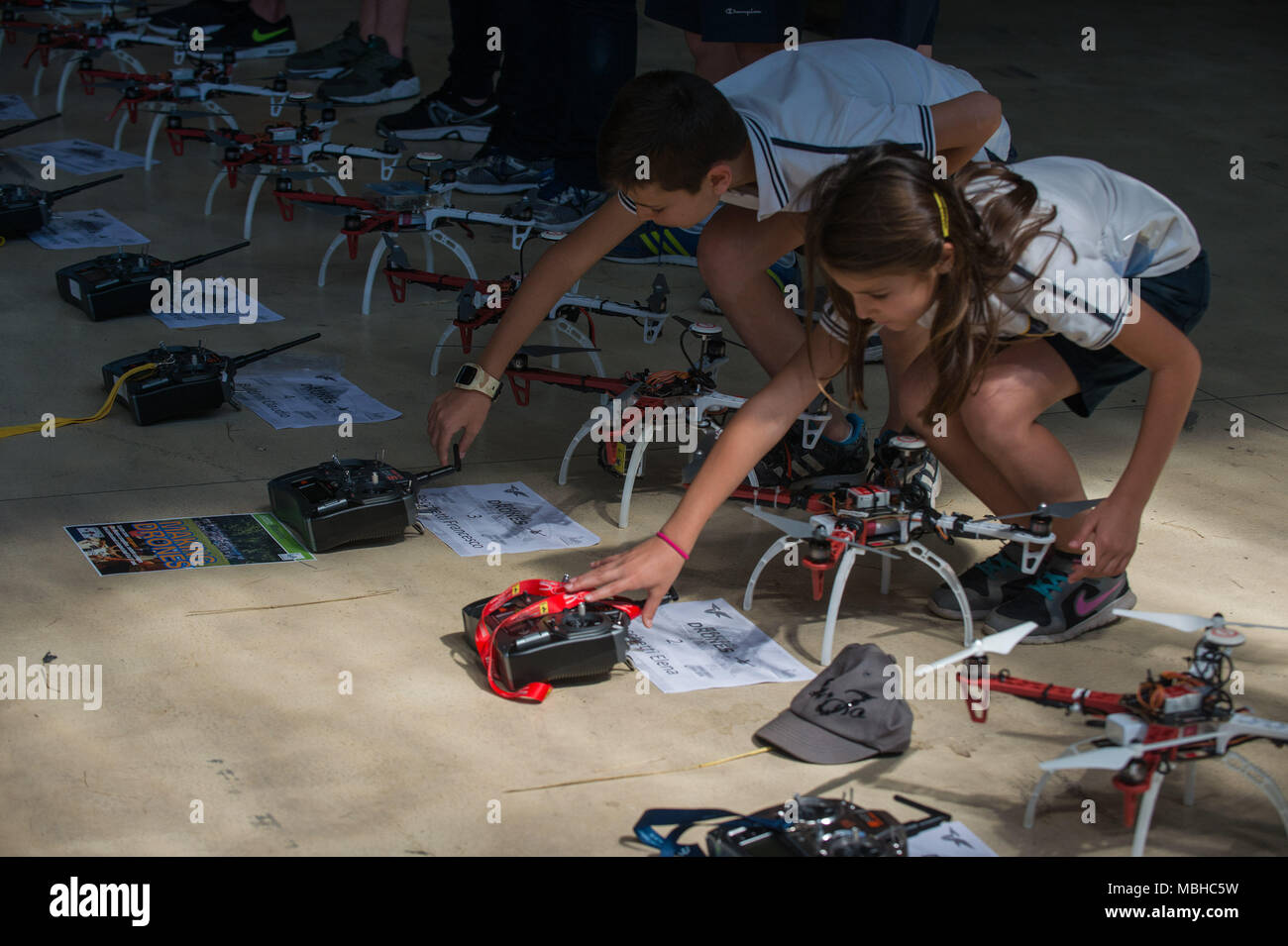 Roma. Roma Drone 2015, Roma Urbe Aeroporto. Il nuovo record di gregge di 55 fuchi costruito interamente dai bambini di 8 anni dell'Istituto Massimo in Foto Stock