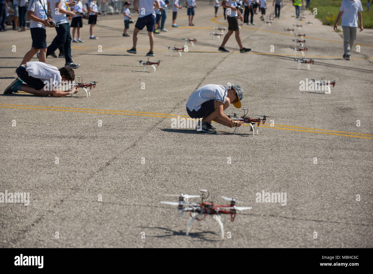 Roma. Roma Drone 2015, Roma Urbe Aeroporto. Il nuovo record di gregge di 55 fuchi costruito interamente dai bambini di 8 anni dell'Istituto Massimo in Foto Stock