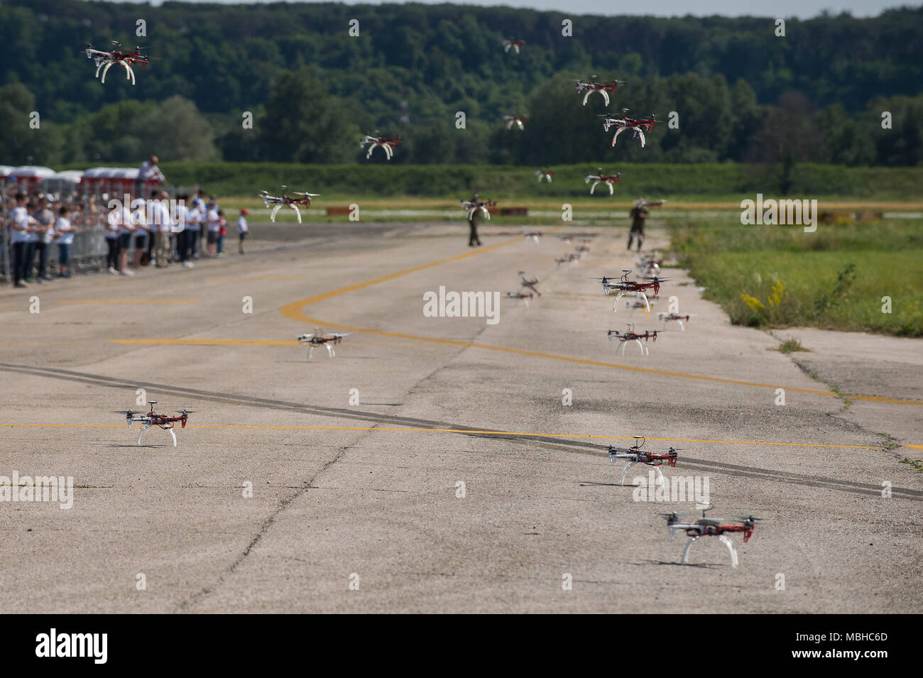 Roma. Roma Drone 2015, Roma Urbe Aeroporto. Il nuovo record di gregge di 55 fuchi costruito interamente dai bambini di 8 anni dell'Istituto Massimo in Foto Stock