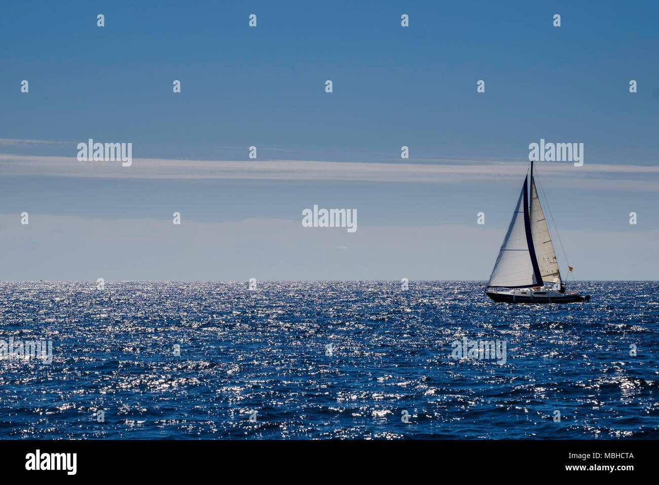 Piccolo yacht a vela mare mediterraneo, OFF SPAGNA Foto Stock