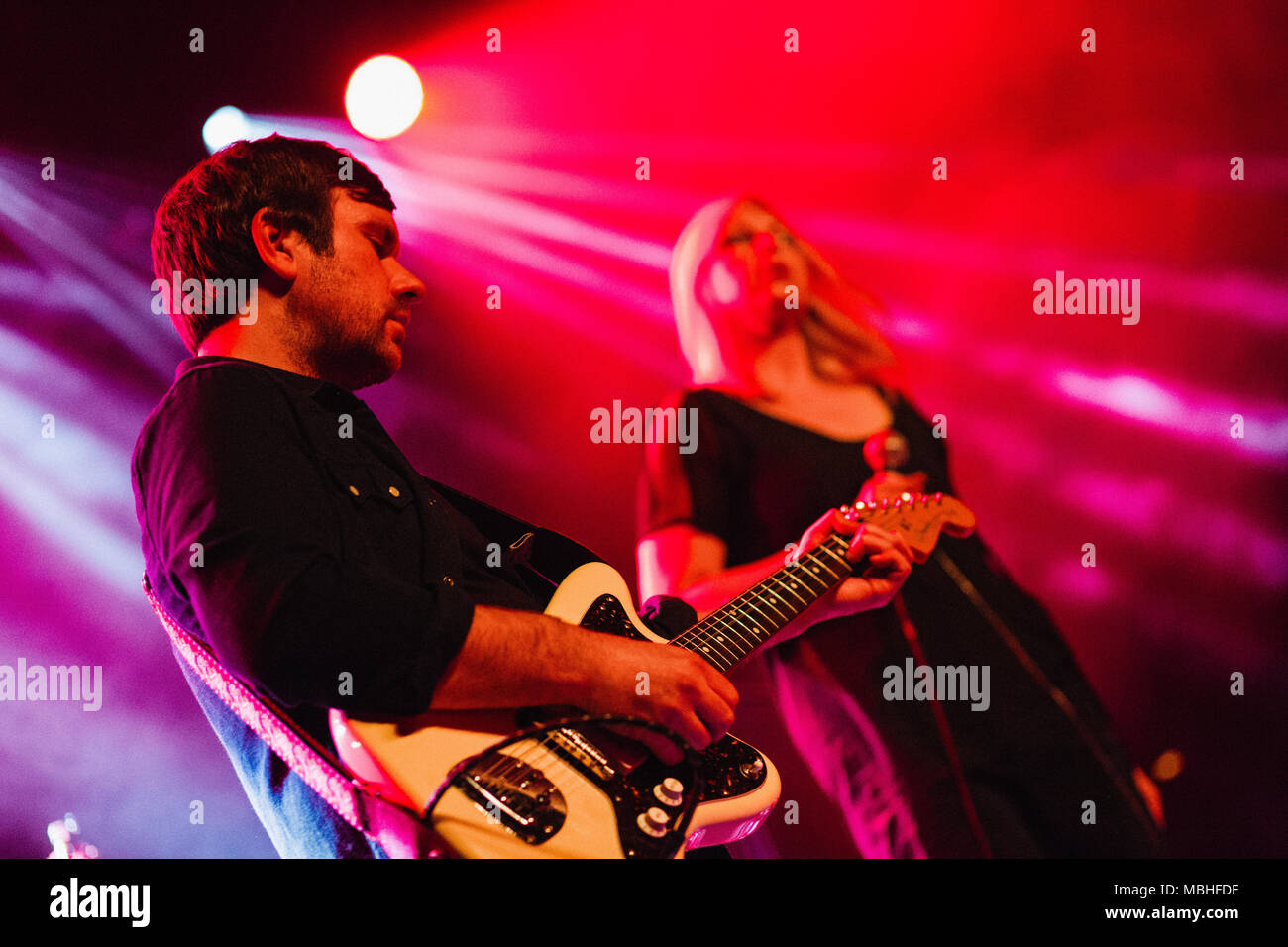 Cambridge, Regno Unito. 10 Aprile, 2018. Jane Weaver esegue live at The Corn Exchange, Cambridge, UK. Richard Etteridge/Alamy Live News Foto Stock