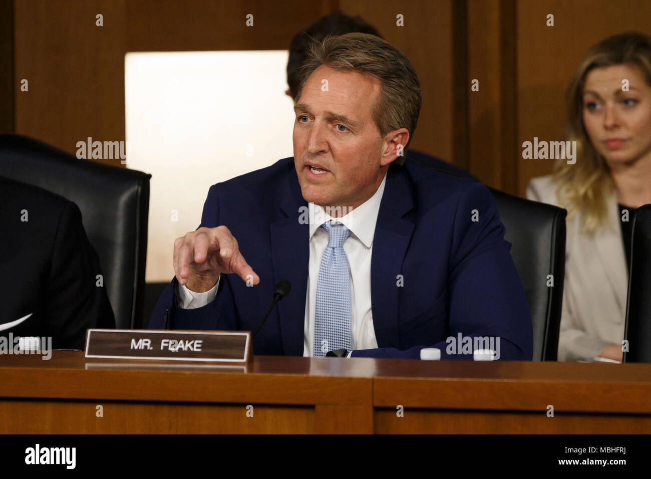 Washington, Stati Uniti d'America. Decimo Apr, 2018. Il senatore Jeff Flake, repubblicani dell Arizona, chiede il CEO di Facebook Mark Zuckerberg una domanda come egli testimonia davanti al Senato degli Stati Uniti sul colle del Campidoglio di Washington il 10 aprile 2018. Credito: la foto di accesso/Alamy Live News Foto Stock