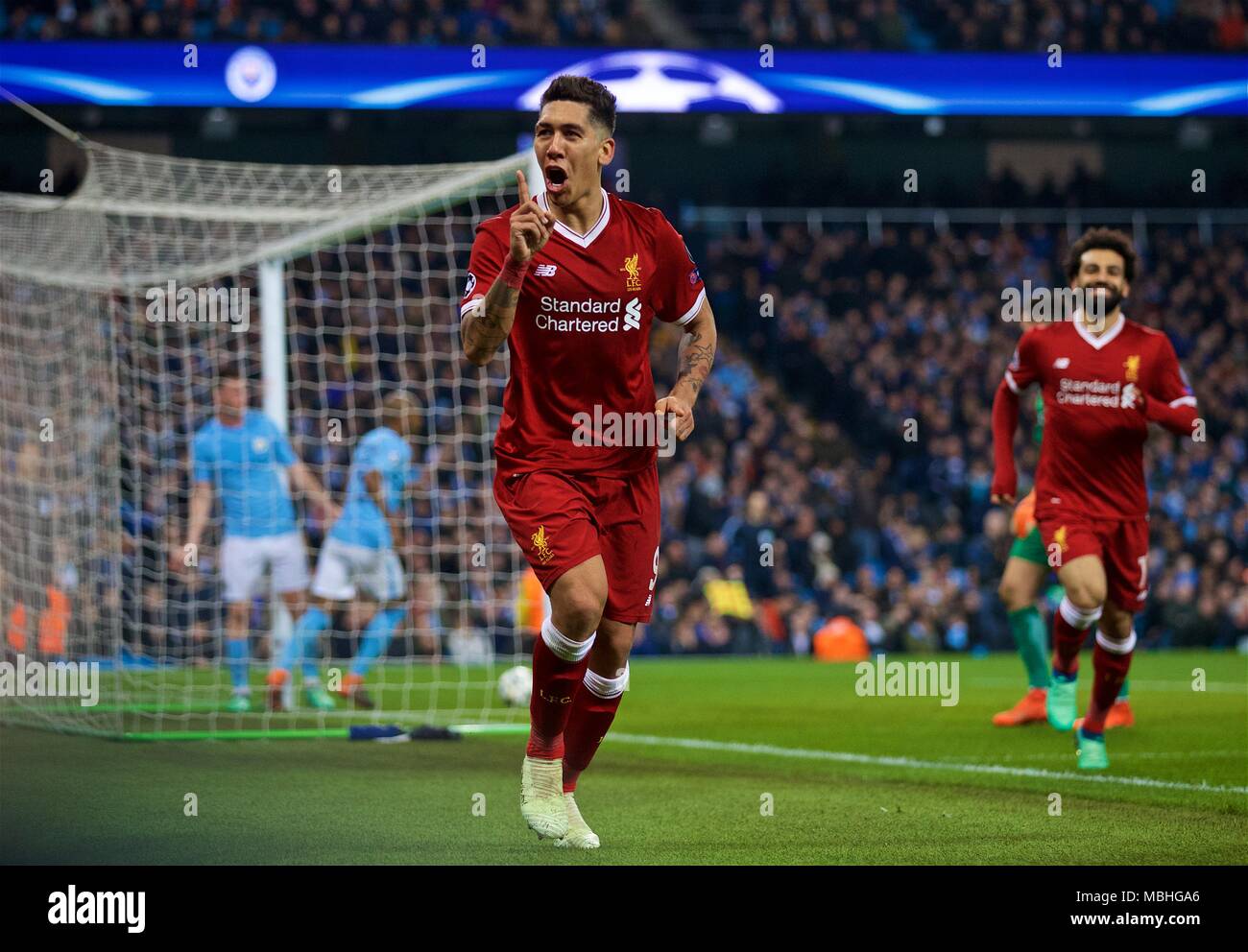 Manchester, Regno Unito. Decimo Apr, 2018. Di Liverpool Roberto Firmino celebra dopo rigature durante la UEFA Champions League quarti seconda gamba partita di calcio tra la città di Manchester e Liverpool a Manchester in Gran Bretagna, il 10 aprile 2018. Liverpool ha vinto 5-1 sull'aggregato e avanzate per la semifinale. Credito: Xinhua/Alamy Live News Foto Stock