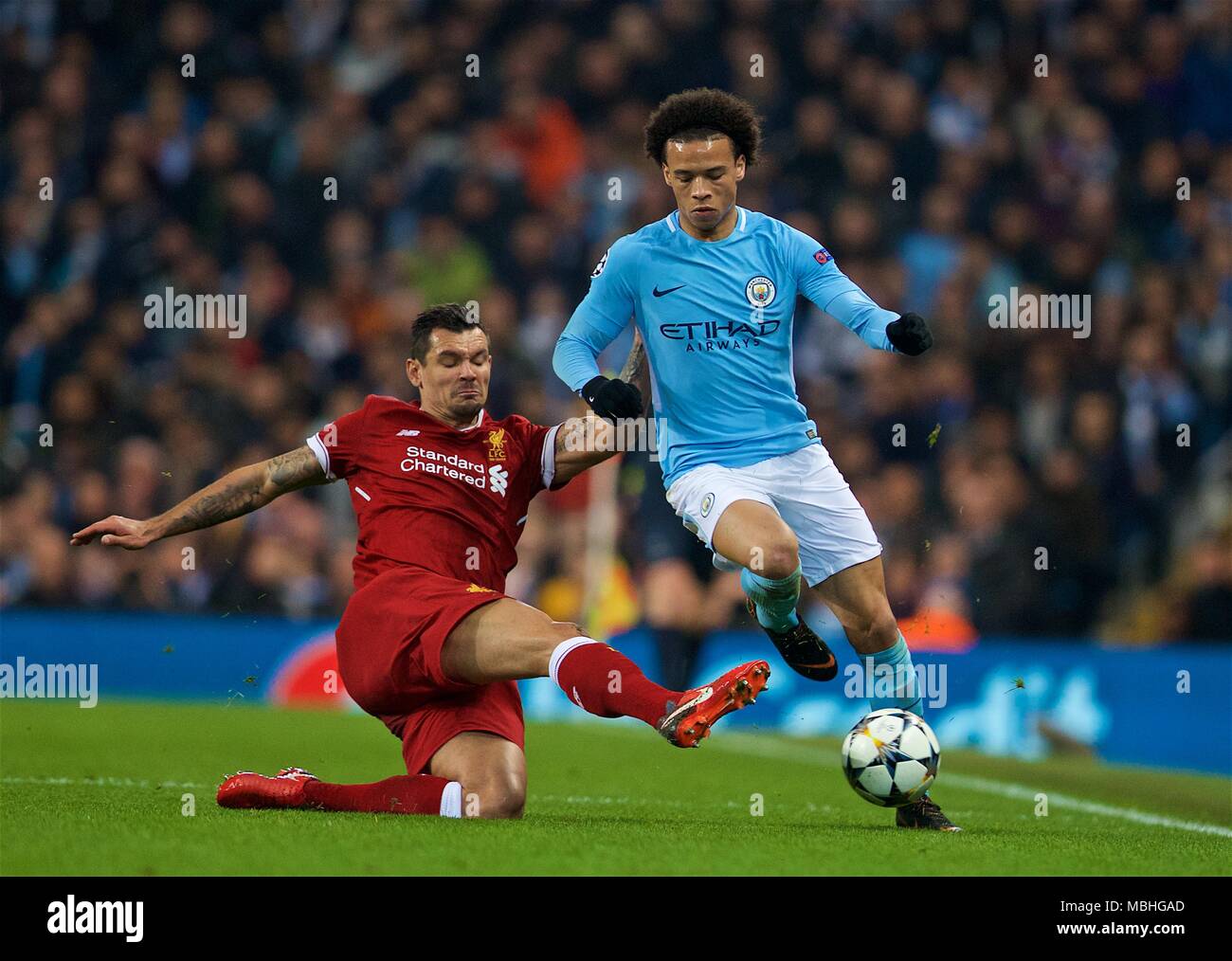 Manchester, Regno Unito. Decimo Apr, 2018. Di Liverpool Dejan Lovren (L) vies con il Manchester City's Leroy sane durante la UEFA Champions League quarti seconda gamba partita di calcio tra la città di Manchester e Liverpool a Manchester in Gran Bretagna, il 10 aprile 2018. Liverpool ha vinto 5-1 sull'aggregato e avanzate per la semifinale. Credito: Xinhua/Alamy Live News Foto Stock