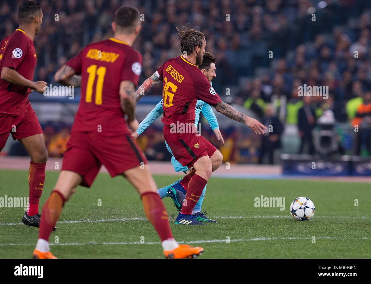 Roma, Italia. Decimo Apr, 2018. Daniele De Rossi (S) di come Roma compete con Lionel Messi del FC Barcelona durante la UEFA Champions League quarti di finale match tra AS Roma e FC Barcellona allo Stadio Olimpico. Credito: Ernesto Vicinanza/SOPA Immagini/ZUMA filo/Alamy Live News Foto Stock