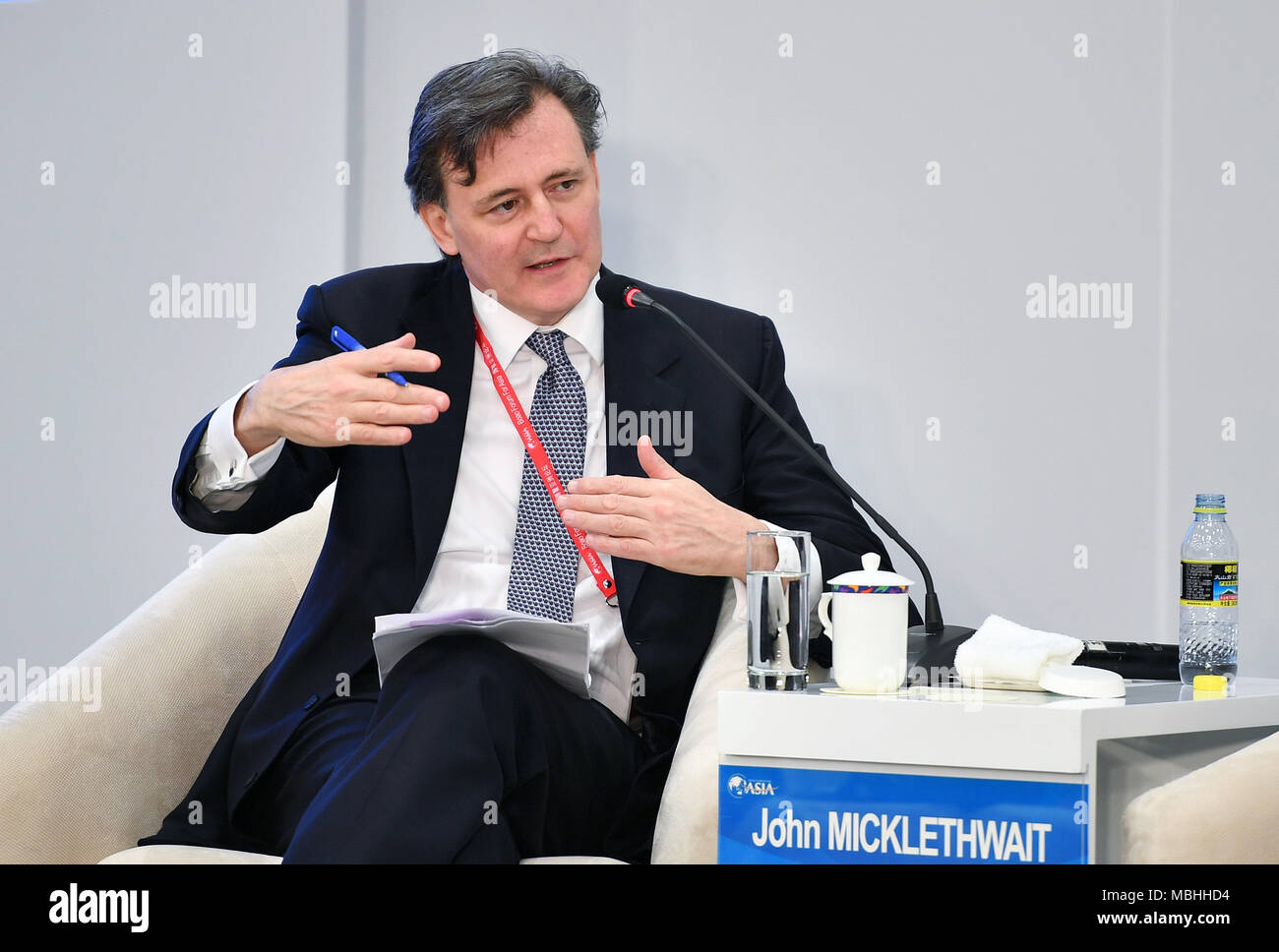 Boao, cinese della provincia di Hainan. Xi Apr, 2018. John Micklethwait, Bloomberg editor-in-chief, presiede la sessione di "politiche monetaria: torna al normale' durante il Forum Boao per l Asia Conferenza annuale 2018 in Boao, Cina del sud della provincia di Hainan, Aprile 11, 2018. Credito: Guo Cheng/Xinhua/Alamy Live News Foto Stock