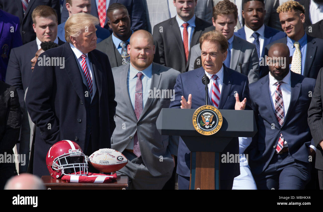 Washington, Stati Uniti d'America. Decimo Apr, 2018. L'allenatore Nick Saban parla durante l accoglienza dell'2017 NCAA Football campioni nazionali: l'Alabama Crimson Tide alla Casa Bianca a Washington DC, Marzo 10, 2018. Credito: Chris Kleponis/CNP - nessun filo SERVICE - Credit: Chris Kleponis/consolidato Notizie Foto/Chris Kleponis - CNP/dpa/Alamy Live News Foto Stock