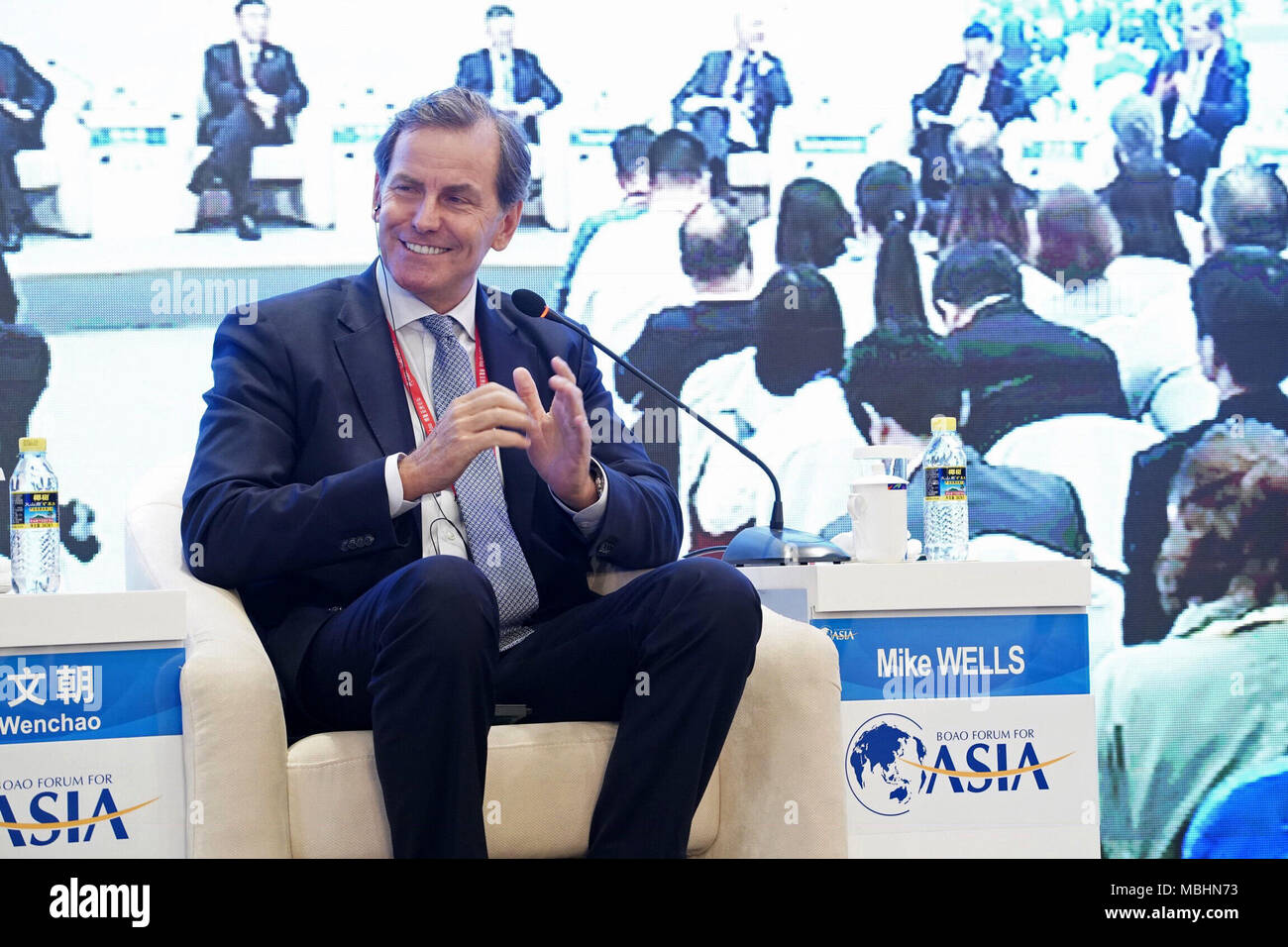 (180411) -- BOAO, Aprile 11, 2018 (Xinhua) -- Mike Wells, amministratore delegato di Prudential, parla alla sessione del 'il futuro delle Finanze: per modificare o essere cambiato?" durante il Forum Boao per l Asia Conferenza annuale 2018 in Boao, Cina del sud della provincia di Hainan, Aprile 11, 2018. (Xinhua/Xing Guangli) (wyl) Foto Stock