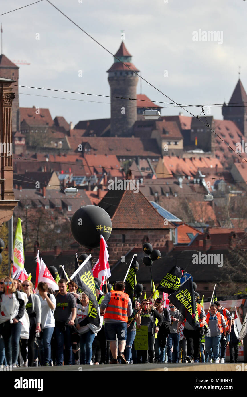 Norimberga, Germania. 11 aprile 2018, Germania, Norimberga: i partecipanti nel settore pubblico di sciopero in Baviera per partecipare alla manifestazione centrale per la Baviera settentrionale nel centro della citta'. Foto: Daniel Karmann/dpa Credito: dpa picture alliance/Alamy Live News Foto Stock