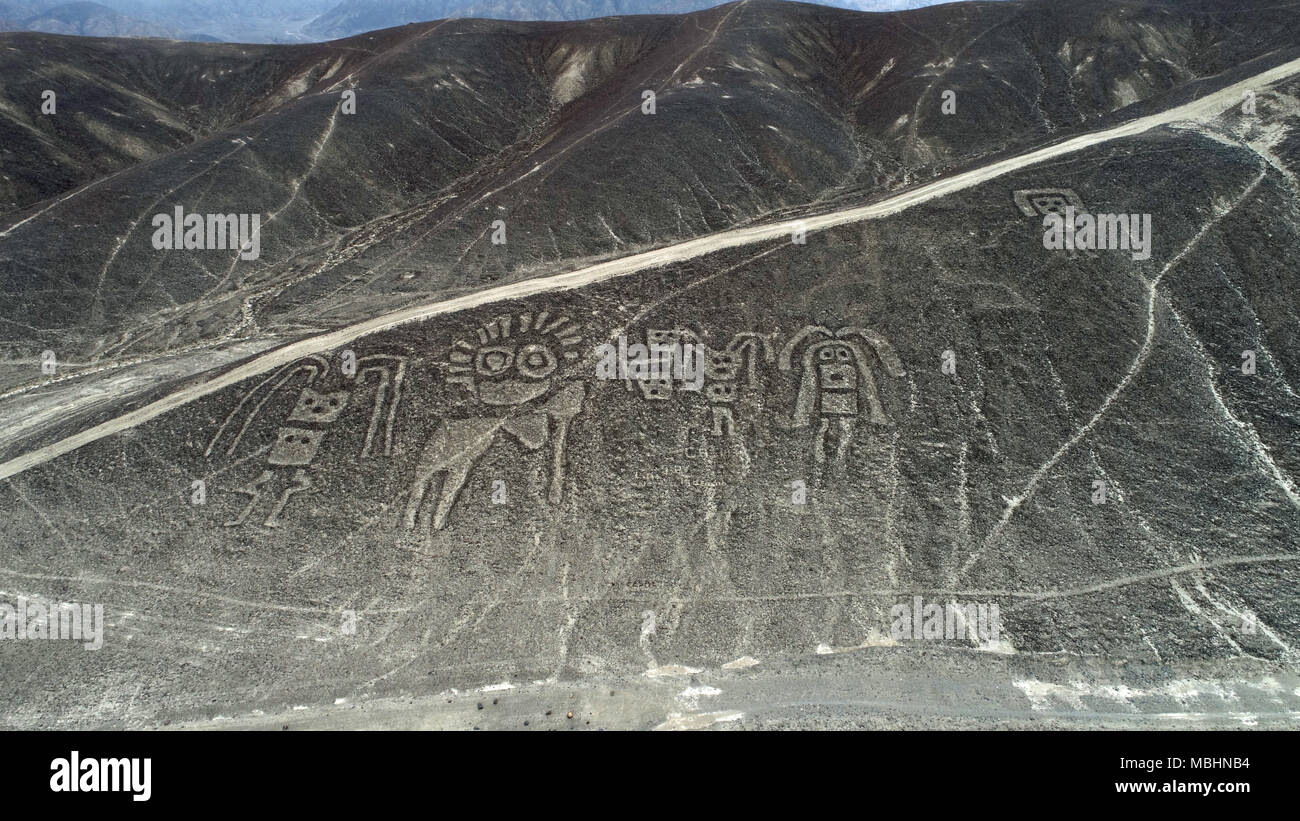 09 aprile 2018, Perù, palpa: una fotografia aerea di figure geometriche e linee, come pure le rappresentazioni di animali e piante. Il recentemente scoperto geoglyphs sono situati nella provincia peruviana di Palpa che confina Nazca. Secondo il "National Geographic", le linee sono state create dai Paracas e culture Topara tra il 500 A.C. e il 200 D.C. Foto: Genry Bautista/dpa Foto Stock